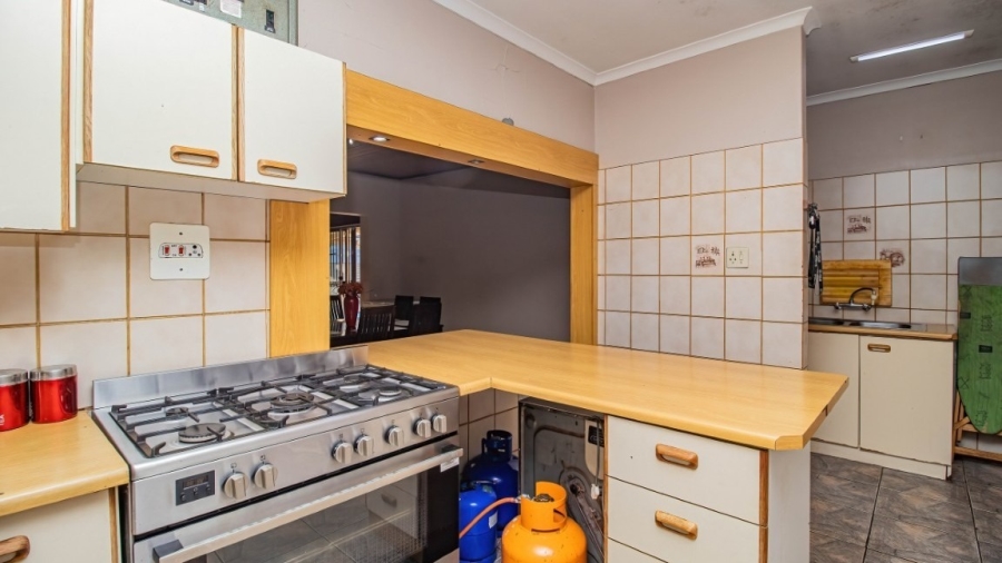 4 Bedroom Property for Sale in Oakglen Western Cape